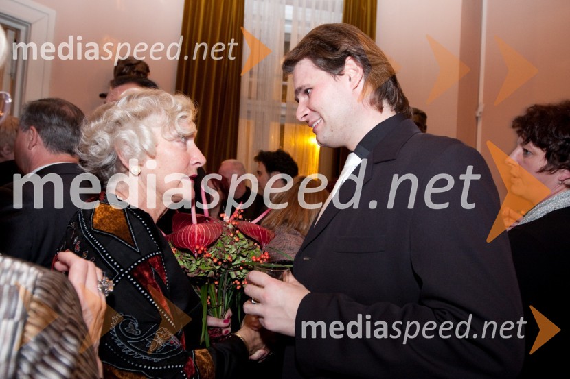 Jasna Neubauer, prevajalka in Sebastjan Podbregar, operni pevecGledališki direktor/Ženitna pogodba, premiera opere SNG Opera in balet Ljubljana