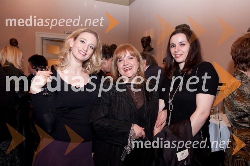 Theresa Plut, operna pevka, Mirjam Kalin, operna pevka in Valentina Čuden, operna pevkaGledališki direktor/Ženitna pogodba, premiera opere SNG Opera in balet Ljubljana