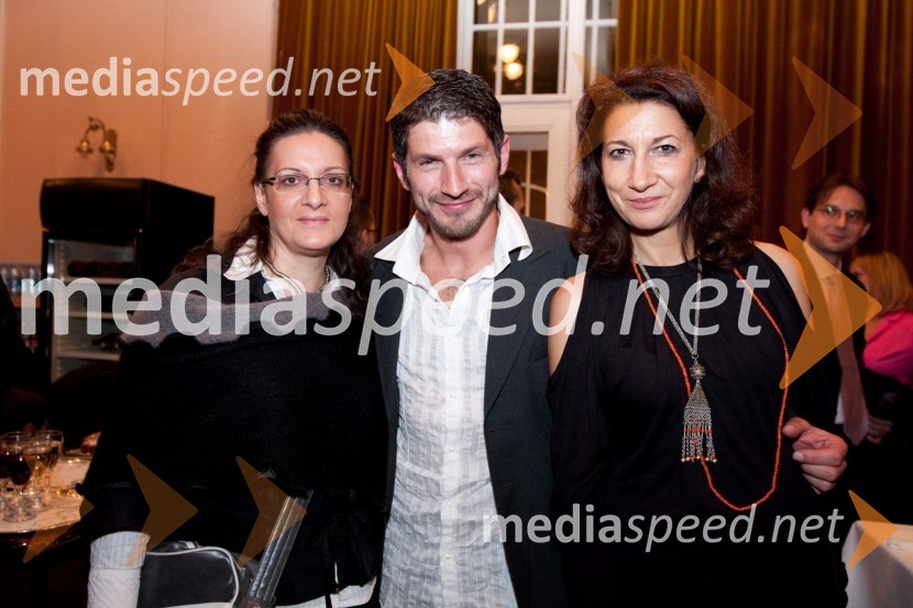 Tatjana Ažman, dramaturginja v SNG opera in balet, Ivan Andres Arnšek, operni pevec in Nataša Jelič, tiskovna predstavnica SNG Opera in balet LjubljanaGledališki direktor/Ženitna pogodba, premiera opere SNG Opera in balet Ljubljana