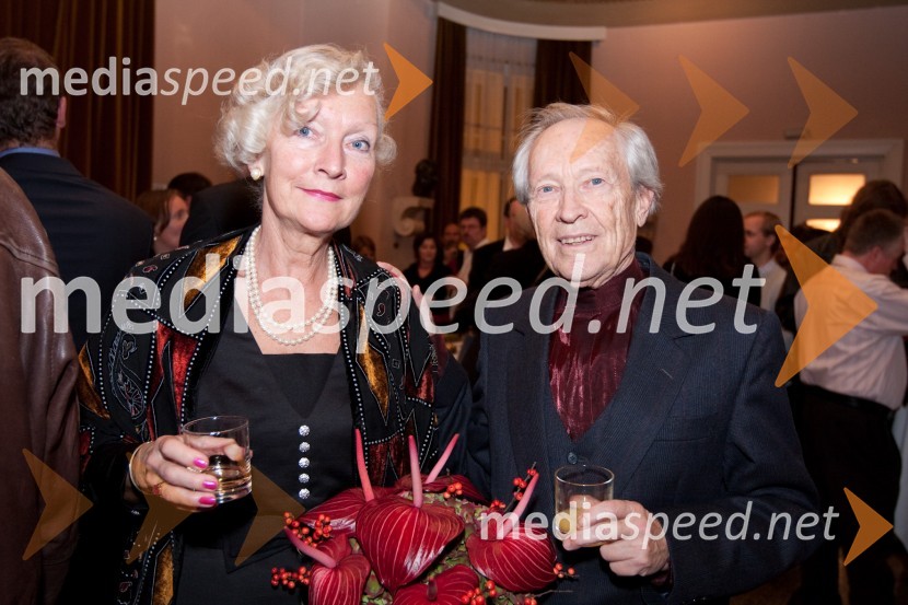 	Jasna Neubauer, prevajalka in soprog  dr. Henrik Neubauer, režiserGledališki direktor/Ženitna pogodba, premiera opere SNG Opera in balet Ljubljana