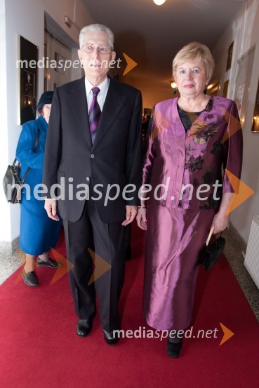 Dr. Lovro Šturm, nekdanji minister za pravosodje in njegova soproga Milica Šturm, pesnica in pisateljicaGledališki direktor/Ženitna pogodba, premiera opere SNG Opera in balet Ljubljana