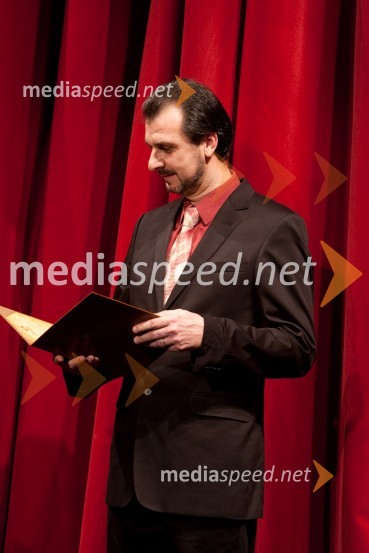 Robert Vrčon, operni pevecGledališki direktor/Ženitna pogodba, premiera opere SNG Opera in balet Ljubljana