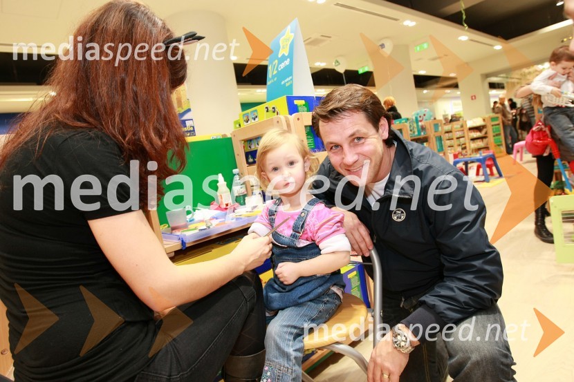 Marko Vozelj, pevec in hči ZalaMothercare, otvoritev trgovine v BTC Ljubljana