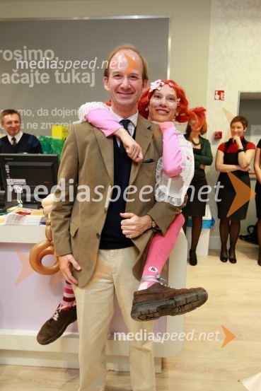 Katja Mlakar kot Pika Nogavička in Andrew Page, veleposlanik Velike BritanijeMothercare, otvoritev trgovine v BTC Ljubljana