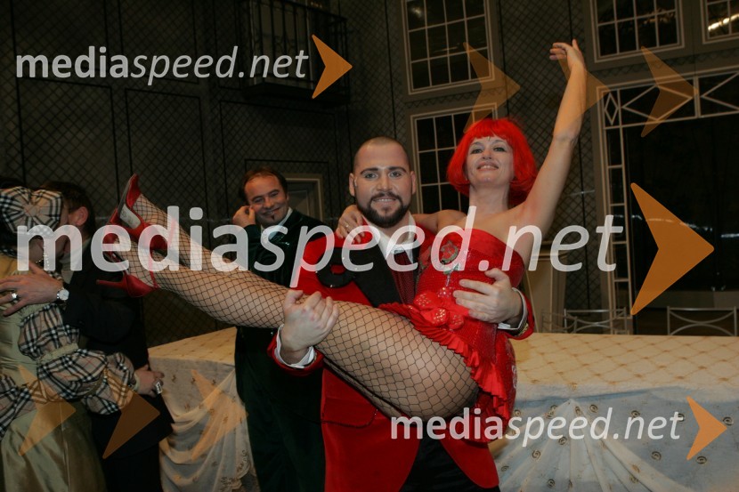 Baritonist Jaki Jurgec je po uspeli premieri tako dvignil sopranistko Zorico FaturZorica Fatur, operna pevka