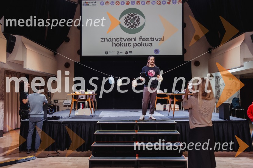 Festival Hokus Pokus s Klemnom Janežičem navdušil mlade raziskovalce