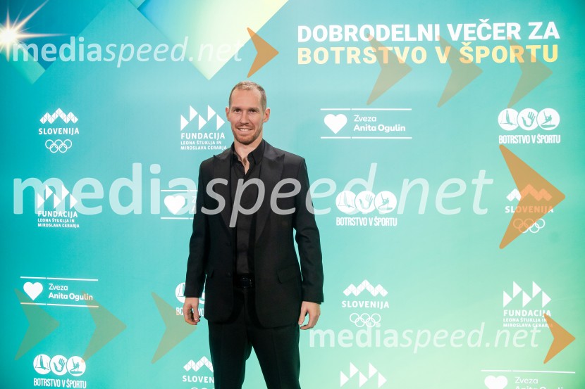 Dobrodelni večer OKS-ja z odbojkarjem Tinetom Urnautom