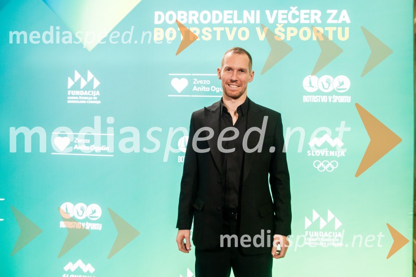 Dobrodelni večer OKS-ja z odbojkarjem Tinetom Urnautom