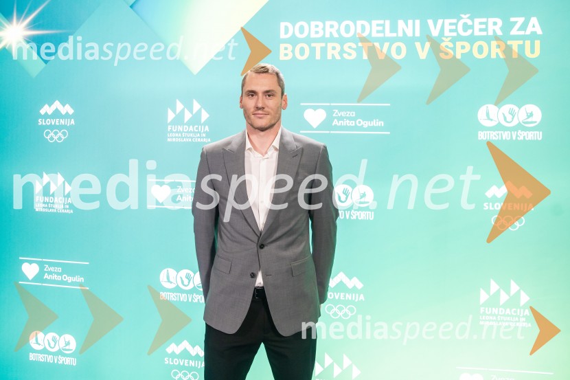 Dobrodelni večer OKS-ja z odbojkarjem Tinetom Urnautom