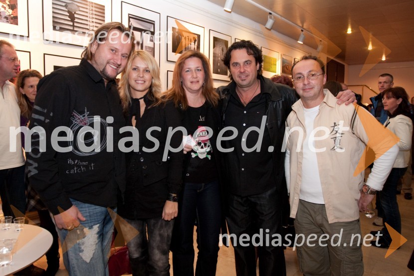 Miran Miki Vlahovič, član skupine Victory in soproga Petra, Jernej Kuntner, igralec in soproga in Miro Hodža, član skupine Rok'n'BandMesar za vse večne čase, premiera