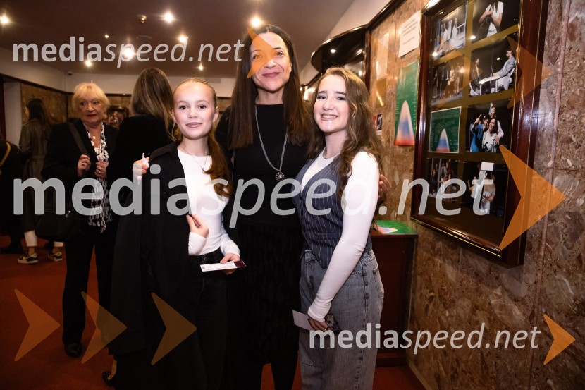  ... ;  Anđelka Nikolić, dramaturginja;  ... Kako se naučiti dvojine, premiera, Prešernovo gledališče Kranj