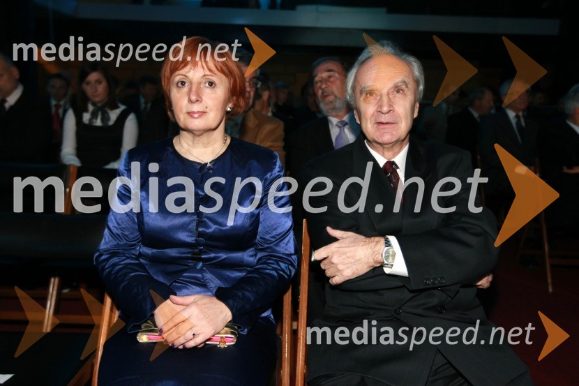 Tatjana Fink, direktorica podjetja Trimo Trebnje d.d. - prejemniki nagrade za inovativnost IZS ter prof. dr. Peter Fajfar, prejemnik priznanja IZS za razvoj inženirstvaInženirska zbornica Slovenije, Podelitev nagrad za inovativnost 2009