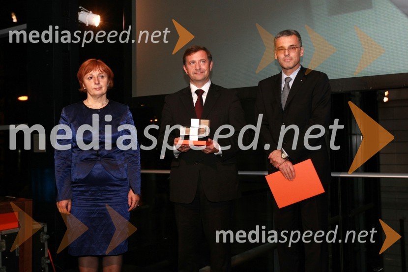 Tatjana Fink, direktorica podjetja Trimo Trebnje d.d. - prejemniki nagrade za inovativnost IZS, Karl Viktor Erjavec, minister za okolje in prostor RS in Črtomir Remec, predsednik Inženirske zbornice Slovenije (IZS)Inženirska zbornica Slovenije, Podelitev nagrad za inovativnost 2009