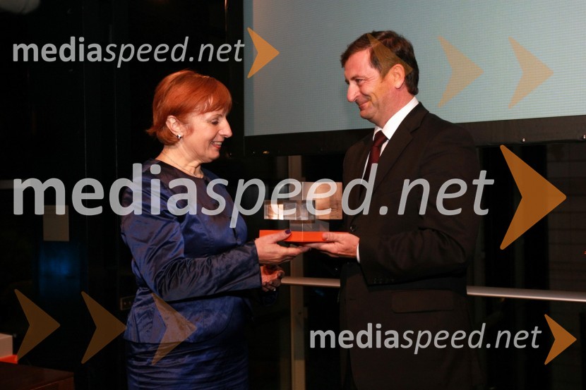 Tatjana Fink, direktorica podjetja Trimo Trebnje d.d. - prejemniki nagrade za inovativnost IZS in Karl Viktor Erjavec, minister za okolje in prostor RSInženirska zbornica Slovenije, Podelitev nagrad za inovativnost 2009