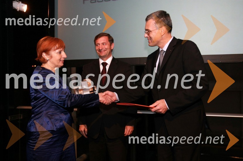 Tatjana Fink, direktorica podjetja Trimo Trebnje d.d. - prejemniki nagrade za inovativnost IZS, Karl Viktor Erjavec, minister za okolje in prostor RS in Črtomir Remec, predsednik Inženirske zbornice Slovenije (IZS)Inženirska zbornica Slovenije, Podelitev nagrad za inovativnost 2009