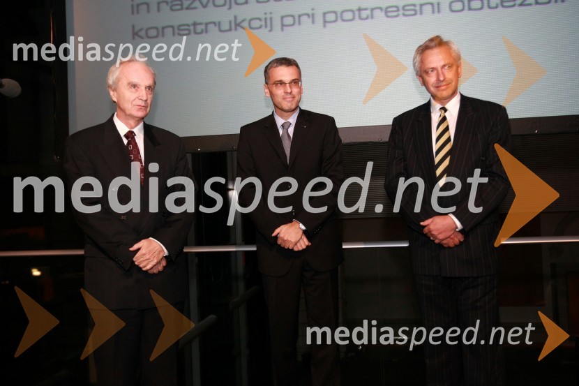 Prof. dr. Peter Fajfar, prejemnik priznanja IZS za razvoj inženirstva, Črtomir Remec, predsednik Inženirske zbornice Slovenije (IZS) in dr. Branko Zadnik, predsednik upravnega odbora matične sekcije gradbenih inženirjevInženirska zbornica Slovenije, Podelitev nagrad za inovativnost 2009