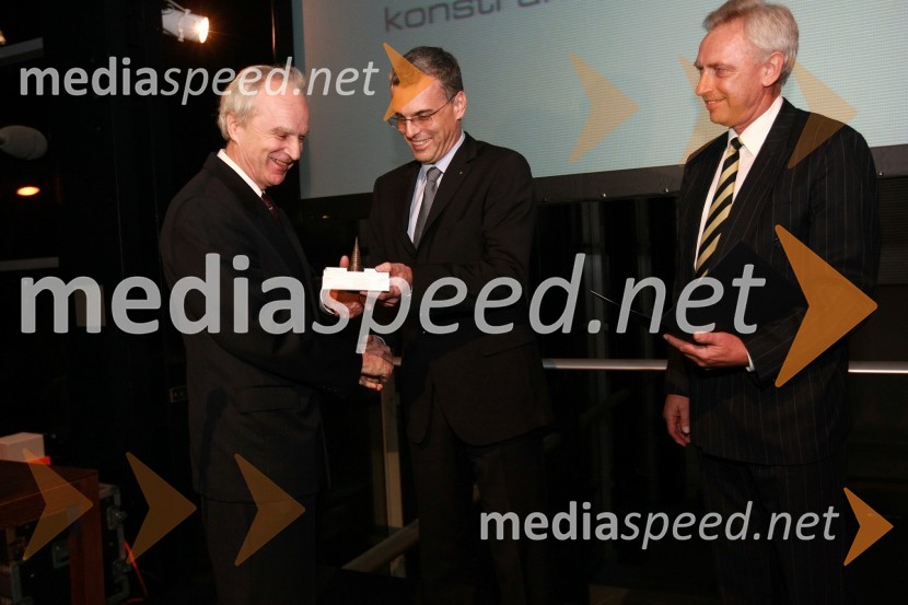 Prof. dr. Peter Fajfar, prejemnik priznanja IZS za razvoj inženirstva, Črtomir Remec, predsednik Inženirske zbornice Slovenije (IZS) in dr. Branko Zadnik, predsednik upravnega odbora matične sekcije gradbenih inženirjevInženirska zbornica Slovenije, Podelitev nagrad za inovativnost 2009