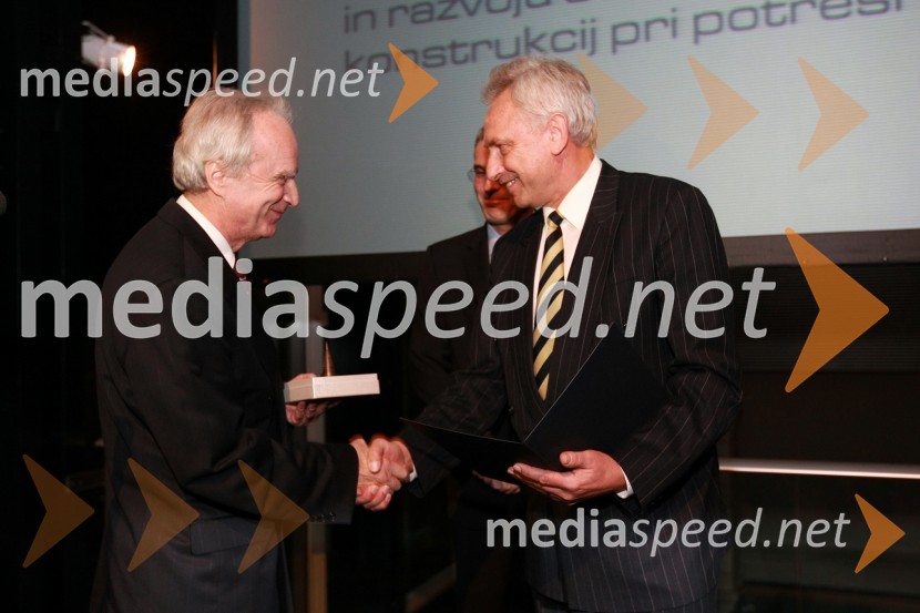 Prof. dr. Peter Fajfar, prejemnik priznanja IZS za razvoj inženirstva in dr. Branko Zadnik, predsednik upravnega odbora matične sekcije gradbenih inženirjevInženirska zbornica Slovenije, Podelitev nagrad za inovativnost 2009