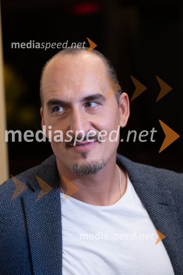 Iztok, Vid in Domen Valič v novi avtorski komediji Dediščina