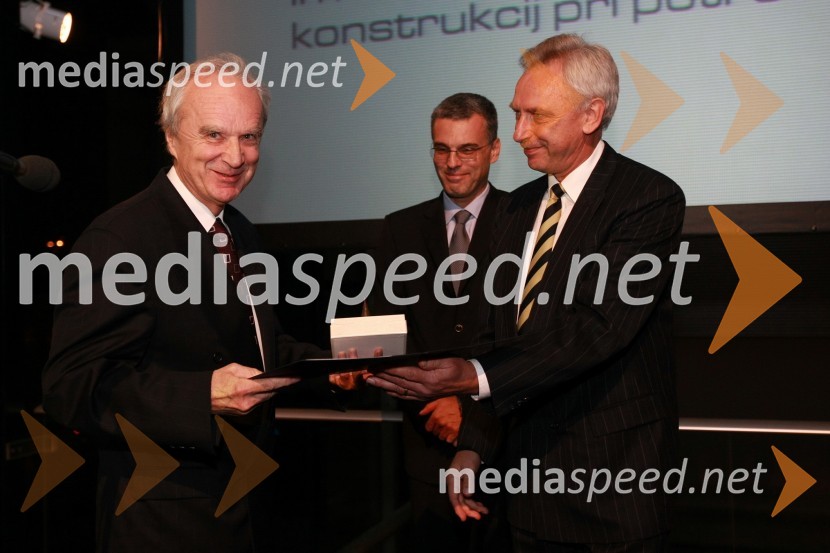 Prof. dr. Peter Fajfar, prejemnik priznanja IZS za razvoj inženirstva, Črtomir Remec, predsednik Inženirske zbornice Slovenije (IZS) in dr. Branko Zadnik, predsednik upravnega odbora matične sekcije gradbenih inženirjevInženirska zbornica Slovenije, Podelitev nagrad za inovativnost 2009