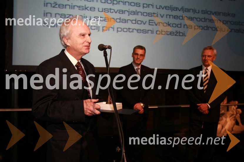 Prof. dr. Peter Fajfar, prejemnik priznanja IZS za razvoj inženirstva, Črtomir Remec, predsednik Inženirske zbornice Slovenije (IZS) in dr. Branko Zadnik, predsednik upravnega odbora matične sekcije gradbenih inženirjevInženirska zbornica Slovenije, Podelitev nagrad za inovativnost 2009