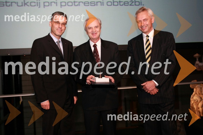 Črtomir Remec, predsednik Inženirske zbornice Slovenije (IZS), prof. dr. Peter Fajfar, prejemnik priznanja IZS za razvoj inženirstva in dr. Branko Zadnik, predsednik upravnega odbora matične sekcije gradbenih inženirjevInženirska zbornica Slovenije, Podelitev nagrad za inovativnost 2009