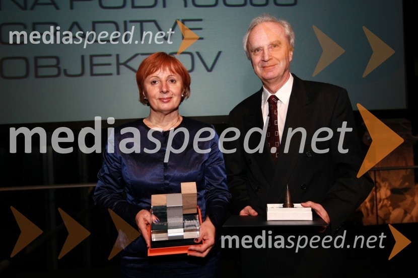 Tatjana Fink, direktorica podjetja Trimo Trebnje d.d. - prejemniki nagrade za inovativnost IZS in prof. dr. Peter Fajfar, prejemnik priznanja IZS za razvoj inženirstvaInženirska zbornica Slovenije, Podelitev nagrad za inovativnost 2009