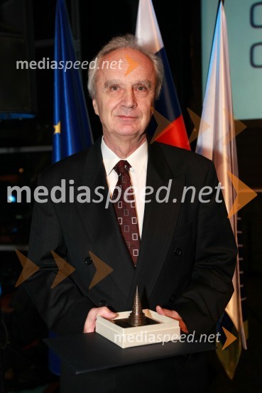 Prof. dr. Peter Fajfar, prejemnik priznanja IZS za razvoj inženirstvaInženirska zbornica Slovenije, Podelitev nagrad za inovativnost 2009