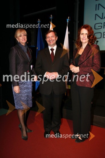Vlasta Vivod, vodja kabineta ministra za okolje in prostor RS, Karl Viktor Erjavec, minister za okolje in prostor RS in Aleksandra Velkavrh, glavna republiška inšpektorica za okolje in prostorInženirska zbornica Slovenije, Podelitev nagrad za inovativnost 2009
