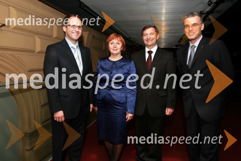 Tomaž Gaube, direktor agencije Kraft & Werk, Tatjana Fink, direktorica podjetja Trimo Trebnje d.d. - prejemniki nagrade za inovativnost IZS, Karl Viktor Erjavec, minister za okolje in prostor RS in Črtomir Remec, predsednik Inženirske zbornice Slovenije (IZS)Inženirska zbornica Slovenije, Podelitev nagrad za inovativnost 2009