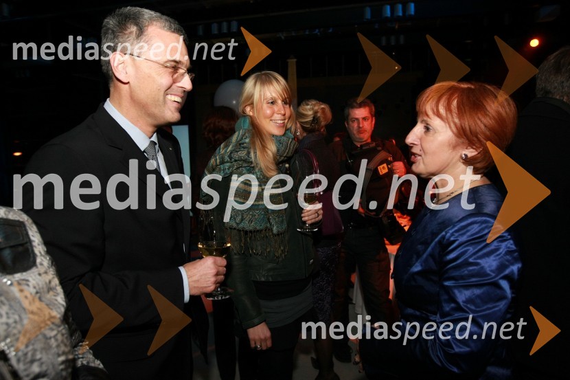 Črtomir Remec, predsednik Inženirske zbornice Slovenije (IZS), njegova hčerka Eva in Tatjana Fink, direktorica podjetja Trimo Trebnje d.d. - prejemniki nagrade za inovativnost IZSInženirska zbornica Slovenije, Podelitev nagrad za inovativnost 2009