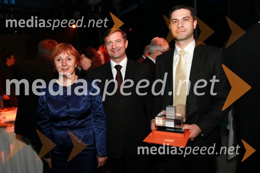 Tatjana Fink, direktorica podjetja Trimo Trebnje d.d. - prejemniki nagrade za inovativnost IZS, Karl Viktor Erjavec, minister za okolje in prostor RS in Tomaž Popit, vodja razvoja proizvodov v podjetju Trimo Trebnje d.d.Inženirska zbornica Slovenije, Podelitev nagrad za inovativnost 2009