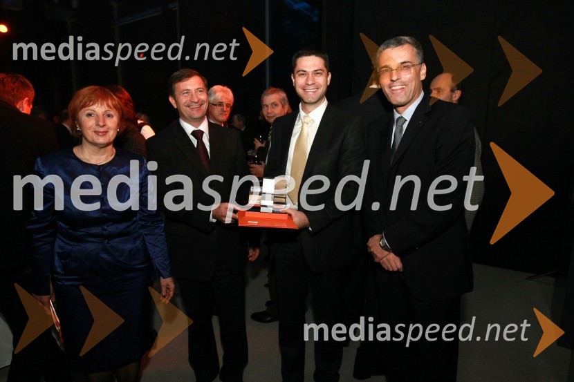 Tatjana Fink, direktorica podjetja Trimo Trebnje d.d. - prejemniki nagrade za inovativnost IZS, Karl Viktor Erjavec, minister za okolje in prostor RS, Tomaž Popit, vodja razvoja proizvodov v podjetju Trimo Trebnje d.d. in Črtomir Remec, predsednik Inženirske zbornice Slovenije (IZS)Inženirska zbornica Slovenije, Podelitev nagrad za inovativnost 2009