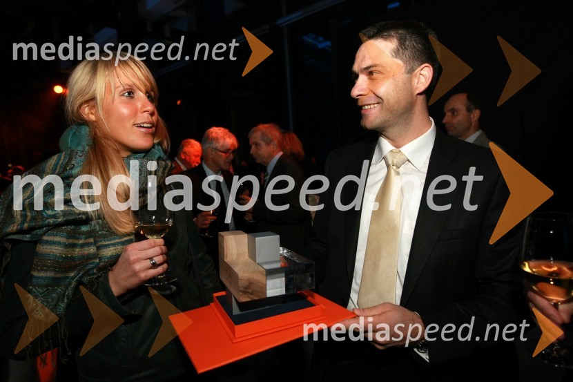 Eva Remec, hčerka Črtomirja Remca in Tomaž Popit, vodja razvoja proizvodov v podjetju Trimo Trebnje d.d. - prejemniki nagrade za inovativnost IZSInženirska zbornica Slovenije, Podelitev nagrad za inovativnost 2009