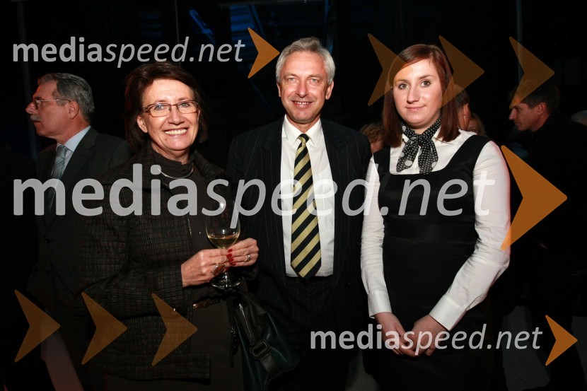 Irena Benčina, dr. Branko Zadnik, predsednik upravnega odbora matične sekcije gradbenih inženirjev in Ana BenčinaInženirska zbornica Slovenije, Podelitev nagrad za inovativnost 2009