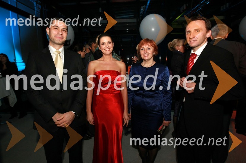 Tomaž Popit, vodja razvoja proizvodov v podjetju Trimo Trebnje d.d., Bernarda Žarn, povezovalka prireditve, Tatjana Fink, direktorica podjetja Trimo Trebnje d.d. - prejemniki nagrade za inovativnost IZS in Vincenc Vovk, direktor prodaje v podjetju Trimo Trebnje d.d.Inženirska zbornica Slovenije, Podelitev nagrad za inovativnost 2009