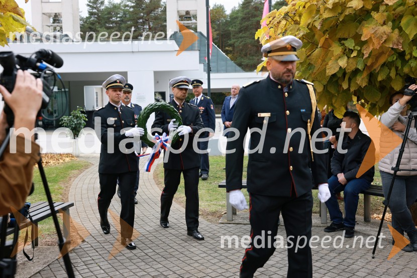 Slovesno odkritje spominsko-informativne table v spomin gasilcem, Pokopališče Dobrava