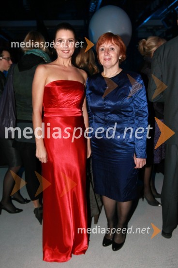 Bernarda Žarn, povezovalka prireditve in Tatjana Fink, direktorica podjetja Trimo Trebnje d.d. - prejemniki nagrade za inovativnost IZSInženirska zbornica Slovenije, Podelitev nagrad za inovativnost 2009