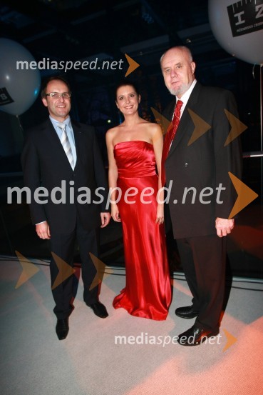 Tomaž Gaube, direktor agencije Kraft & Werk, Bernarda Žarn, povezovalka prireditve in Ivan Leban, prejemnik nagrade za življenjsko delo in izjemne dosežke IZS 2008Inženirska zbornica Slovenije, Podelitev nagrad za inovativnost 2009