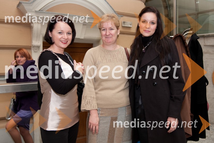 Suzana Štangler, Alenka Jež Heinc, vodja prodaje in zbiranja sredstev UNICEF-a in Teja KlausOdprtje razstave UNICEF-ovih voščilnic