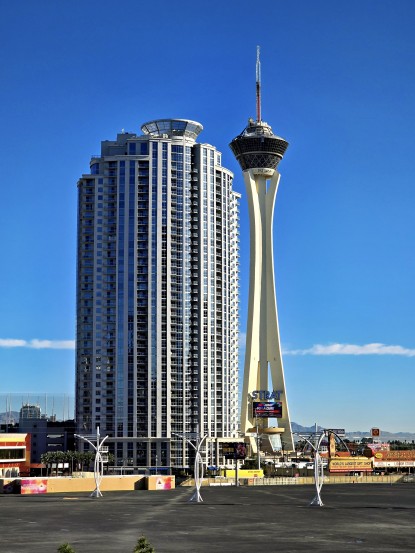 The Strat, Hotel, Casino & Tower, Las Vegas, ZDAKako so casinoji postali simbol glamurja in prestiža?