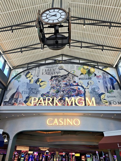 Park MGM, Casino, Las Vegas, ZDAKako so casinoji postali simbol glamurja in prestiža?