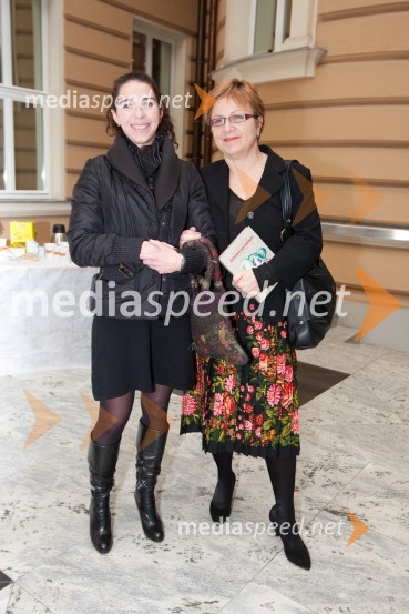 	Mateja Pilej in Maja Vojnovič, izvršna direktorica UNICEF SlovenijaOdprtje razstave UNICEF-ovih voščilnic