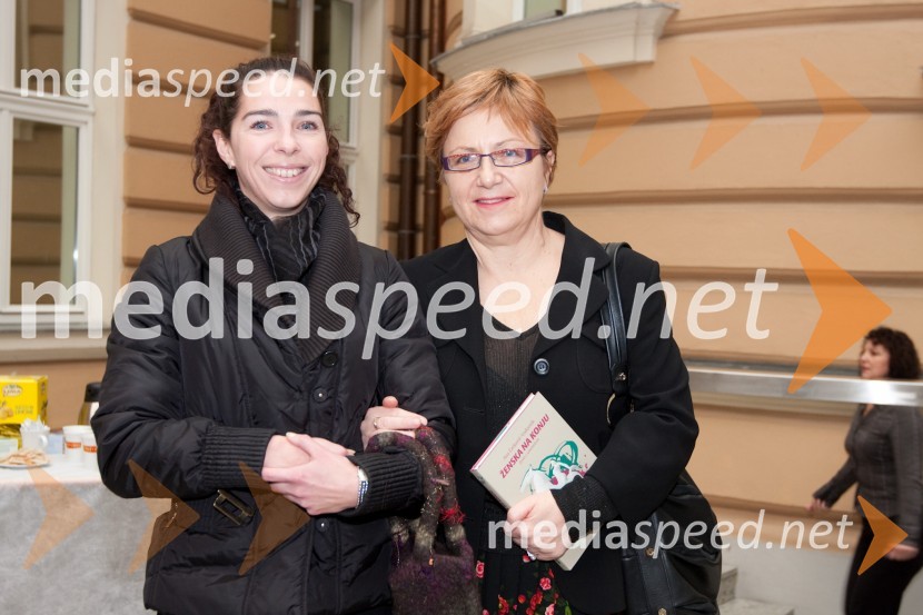 Mateja Pilej in Maja Vojnovič, izvršna direktorica UNICEF SlovenijaOdprtje razstave UNICEF-ovih voščilnic