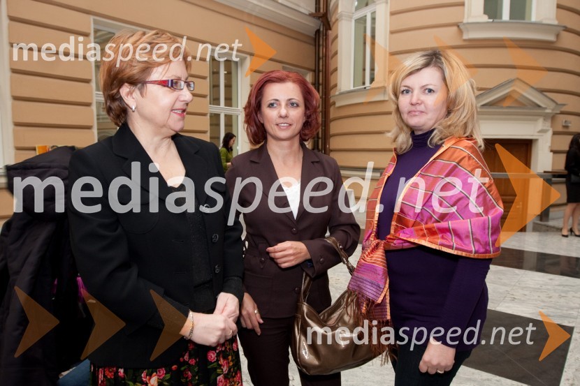 Maja Vojnovič, izvršna direktorica UNICEF Slovenija, Sabina Podkrižnik, direktorica sektorja za trženje Pošte Slovenije in ...Odprtje razstave UNICEF-ovih voščilnic