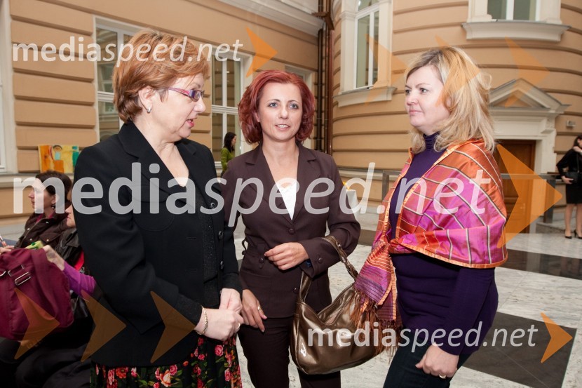 Maja Vojnovič, izvršna direktorica UNICEF Slovenija, Sabina Podkrižnik, direktorica sektorja za trženje Pošte Slovenije in ...Odprtje razstave UNICEF-ovih voščilnic