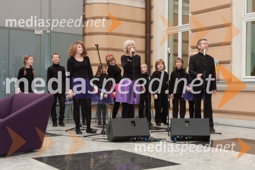 Vokalna skupina PinocchioOdprtje razstave UNICEF-ovih voščilnic