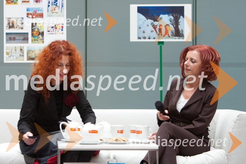 Vita Mavrič, pevka ter ambasadorka UNICEF-a in Sabina Podkrižnik, direktorica sektorja za trženje Pošte SlovenijeOdprtje razstave UNICEF-ovih voščilnic