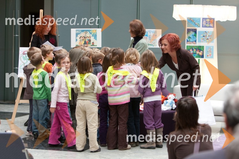 Podelitev priznanj otrokomOdprtje razstave UNICEF-ovih voščilnic