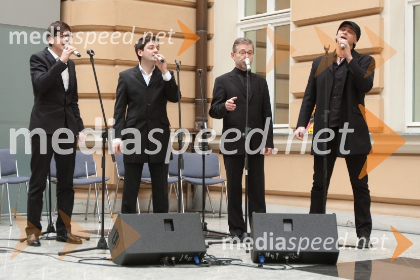 Glasbena skupina Time to timeOdprtje razstave UNICEF-ovih voščilnic